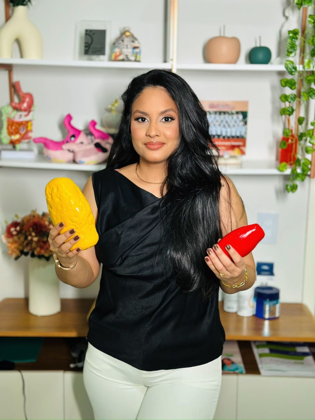 Yngrid Bandeira — Nutricionista especializada em hipertrofia feminina e pós-bariátrica, em seu consultório